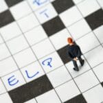 Figurka szukająca odpowiedzi w krzyżówce z hasłem Help