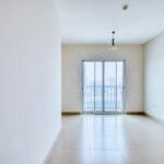 Jasne, puste mieszkanie z dużymi oknami i naturalnym światłem