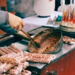 Sprzedawca na ulicznym stoisku z kandyzowanymi orzeszkami w Buenos Aires