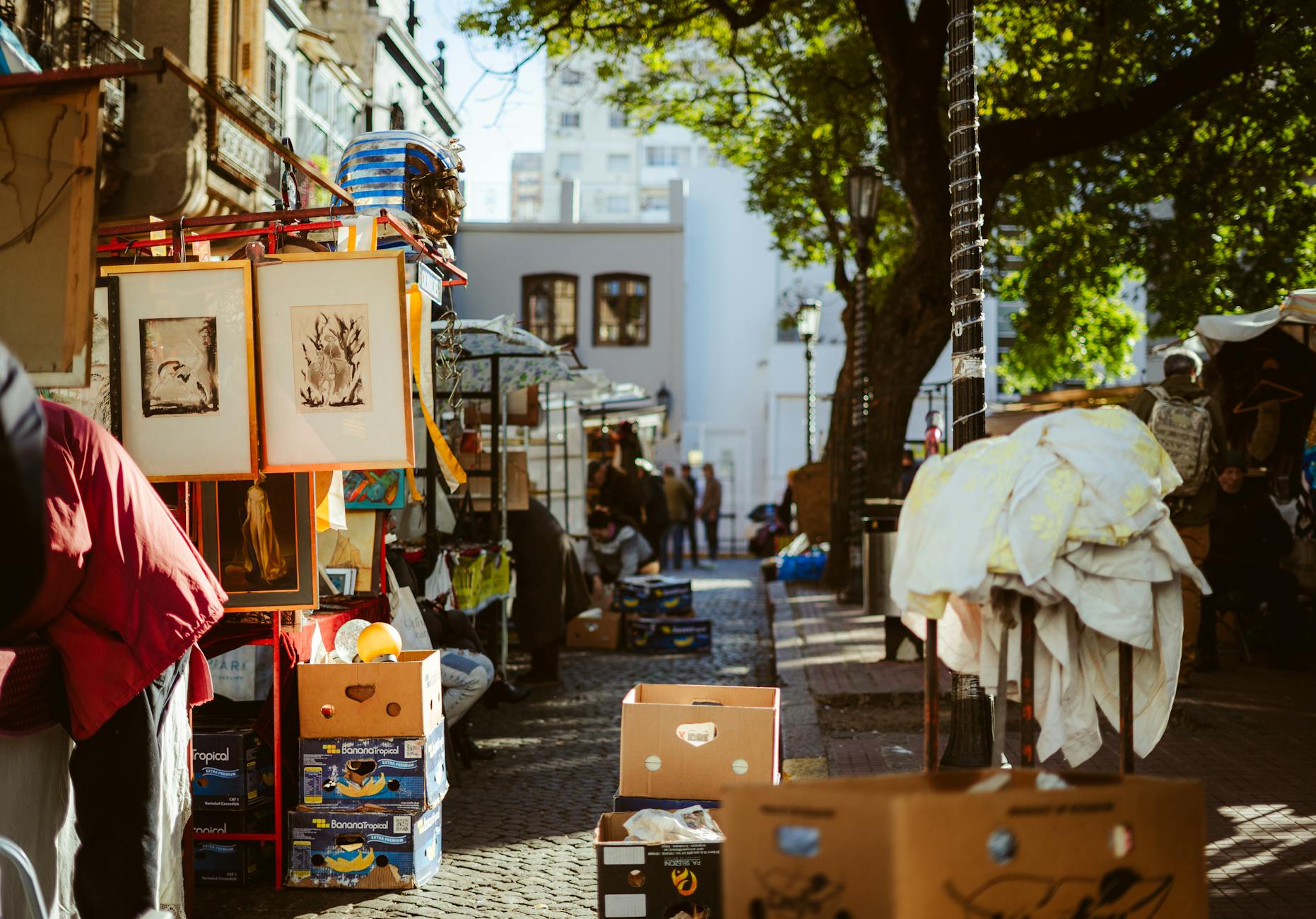 Tłoczny uliczny targ rękodzieła w Buenos Aires