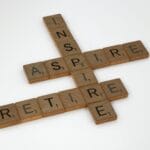 Kafelki Scrabble z angielskimi słowami inspire aspire retire na białym tle
