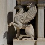 Rzeźba gryfa na kamiennej fasadzie jako motyw mitologiczny
