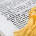 Strona słownika z wyrazem dictionary i żółtą zakładką