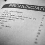 Zbliżenie na czarno-białą stronę słownika z symbolami fonetycznymi