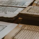 Stare rękopisy z arabskim pismem na pożółkłych kartach papieru