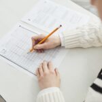 Student wypełnia test wielokrotnego wyboru w cichej sali
